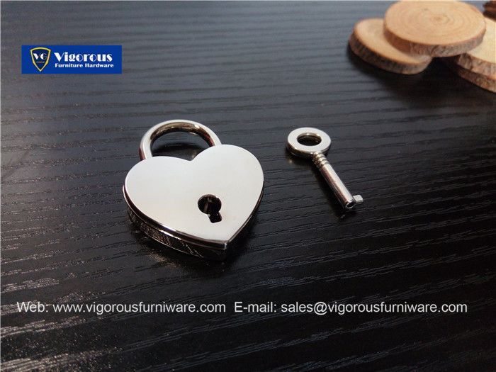 Vigorous manufacture of animal lock heart lock146